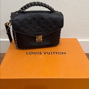 LOUIS VUITTON
Empreinte Braided Pochette Metis Black